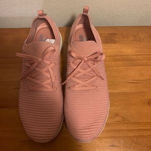 Skecher air cooled memory foam athletic shoe. salmon. Size 11 medium.